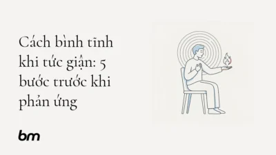 Minh họa cho Cách bình tĩnh khi tức giận: 5 bước trước khi phản ứng: Một người ngồi yên trên ghế, một tay đặt lên ngực và tay kia giơ ra giữ khoảng cách với một ngọn lửa nhỏ đang dừng lại phía trước; các vòng tròn hơi thở tối giản tỏa đều quanh họ.