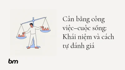 Minh họa cho Cân bằng công việc–cuộc sống: Khái niệm và cách tự đánh giá: Một người đứng giữa hai đĩa cân không bằng nhau, chủ động dịch chuyển quả cân để tạo thế cân bằng phù hợp thay vì chia đều.