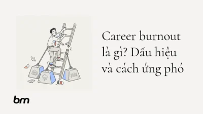 Minh họa cho Career burnout là gì? Dấu hiệu và cách ứng phó: Một nhân vật văn phòng đang cố bước lên một chiếc thang bị gãy giữa chừng, trong khi ba khối nặng kéo người xuống — ẩn dụ cho sức ép tích tụ và cảm giác mắc kẹt trong công việc.