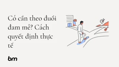 Minh họa cho Có cần theo đuổi đam mê? Cách quyết định thực tế: Một người đứng trước ngã rẽ: một lối dẫn đến biểu tượng công việc, một lối dẫn đến sở thích, và người đó thử đặt một bước chân lên lối nhỏ trước khi quyết định.