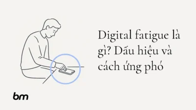Minh họa cho Digital fatigue là gì? Dấu hiệu và cách ứng phó: Một người ngồi cúi đầu bên chiếc điện thoại, đặt thiết bị xuống để tạo khoảng nghỉ; vòng tròn xanh nhạt tượng trưng cho nhịp sử dụng cần được ngắt quãng.