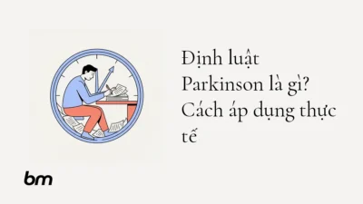 Minh họa cho Định luật Parkinson là gì? Cách áp dụng thực tế: Một người hoàn thiện bản thảo trong khung thời gian vừa đủ, với chiếc đồng hồ viền lớn tạo ẩn dụ về công việc lấp đầy thời gian.