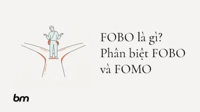 Minh họa cho FOBO là gì? Phân biệt FOBO và FOMO: Một người đứng giữa ngã rẽ, do dự trước hai con đường tưởng như ngang nhau.