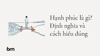 Minh họa cho Hạnh phúc là gì? Định nghĩa và cách hiểu đúng: Một người đứng yên trên chiếc cầu nhỏ nối hai bờ: một bên là gợn sóng cảm xúc, bên kia là đường chân trời rộng mở, gợi sự khác biệt giữa niềm vui nhất thời và cảm nhận tổng thể về cuộc sống.