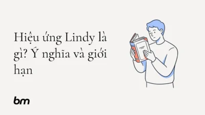 Minh họa cho Hiệu ứng Lindy là gì? Ý nghĩa và giới hạn: Một người cân nhắc một cuốn sách cũ còn nguyên vẹn như dấu hiệu về sức bền theo thời gian, nhưng không xem đó là lời bảo đảm cho tương lai.