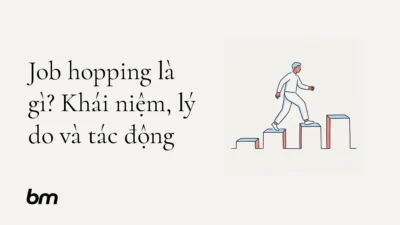 Minh họa cho Job hopping là gì? Khái niệm, lý do và tác động: Một người bước giữa các bục công việc rời nhau, gợi hành trình chuyển việc và những khía cạnh khác nhau của lựa chọn đó.