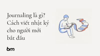 Minh họa cho Journaling là gì? Cách viết nhật ký cho người mới bắt đầu: Một người ngồi viết vào cuốn sổ mở; từ trang giấy tạo thành một lối đi ngắn với vài bước rõ ràng, biểu đạt việc bắt đầu journaling từng bước và không cần khuôn mẫu cố định.