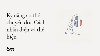 Minh họa cho Kỹ năng có thể chuyển đổi: Cách nhận diện và thể hiện: Một người chuyển một khối hình qua khe hẹp, gợi ý việc mang kỹ năng từ trải nghiệm này sang bối cảnh công việc mới.