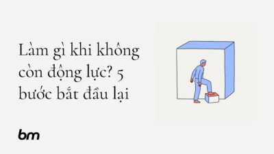 Minh họa cho Làm gì khi không còn động lực? 5 bước bắt đầu lại: Một người đứng trước một khối vuông lớn tượng trưng cho nhiệm vụ quá sức, đang đặt bước chân đầu tiên lên một bậc nhỏ tách khỏi khối đó.