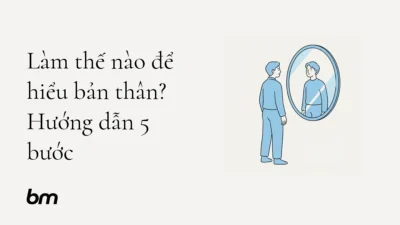 Minh họa cho Làm thế nào để hiểu bản thân? Hướng dẫn 5 bước: Một người đứng trước chiếc gương tròn, nhìn thấy hình phản chiếu của mình như lời mời quan sát và suy ngẫm.