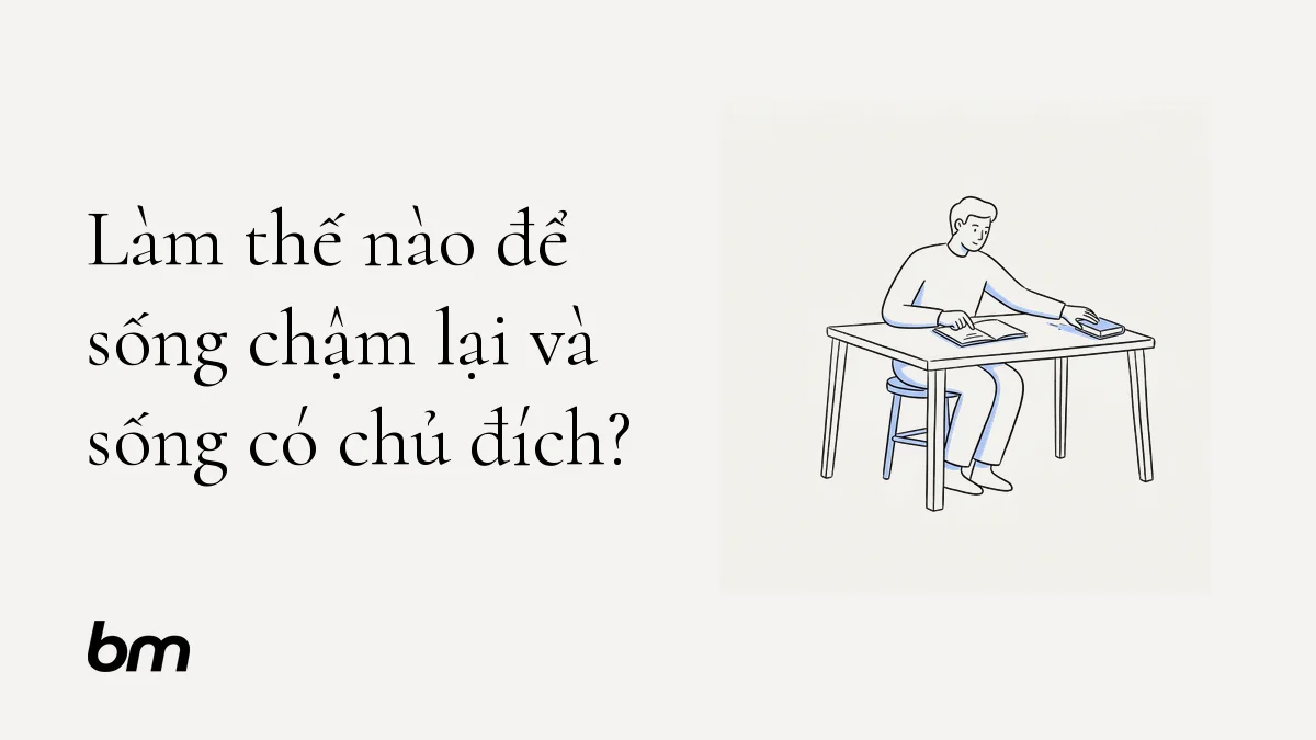 Minh họa cho Làm thế nào để sống chậm lại và sống có chủ đích?: Một người ngồi yên bên chiếc bàn tối giản, đặt một vật sang bên và dành khoảng trống quanh công việc đang làm — ẩn dụ cho việc gỡ bớt cam kết để tập trung vào hiện tại.
