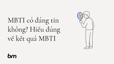 Minh họa cho MBTI có đáng tin không? Hiểu đúng về kết quả MBTI: Một người soi mình trong chiếc gương tròn nhỏ, chỉ thấy một phần khuôn mặt: kết quả MBTI gợi mở một góc nhìn chứ không phản chiếu toàn bộ con người. Minh họa nét đen trên nền trắng ngà, mặt gương xanh nhạt, nhiều khoảng trống; không chữ hay ký hiệu trong cảnh.