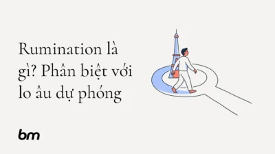 Minh họa cho Rumination là gì? Phân biệt với lo âu dự phóng: Một người đi vòng quanh một dấu mốc phía sau, trong khi lối đi phía trước vẫn mở; hình ảnh gợi sự mắc kẹt trong suy nghĩ về điều đã qua và tương phản với hướng nhìn về phía trước.