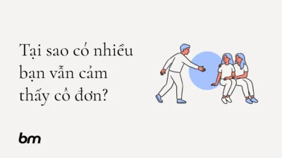 Minh họa cho Tại sao có nhiều bạn vẫn cảm thấy cô đơn?: Một người đưa tay về phía hai người bạn ngồi sát bên, nhưng giữa họ là một khoảng trống hình tròn xanh nhạt. Khoảng cách nhỏ trong cùng một nhóm gợi sự thiếu gần gũi dù không ở một mình. Minh họa nét đen tối giản trên nền trung tính, không có chữ, đặt bên phải để dành khoảng thoáng cho tiêu đề bên trái.