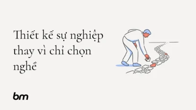 Minh họa cho Thiết kế sự nghiệp thay vì chỉ chọn nghề: Một người ghép các mảnh đường nhỏ thành lối đi mở về phía trước, biểu đạt sự nghiệp được thiết kế qua từng bước chứ không phải một lựa chọn nghề cố định.